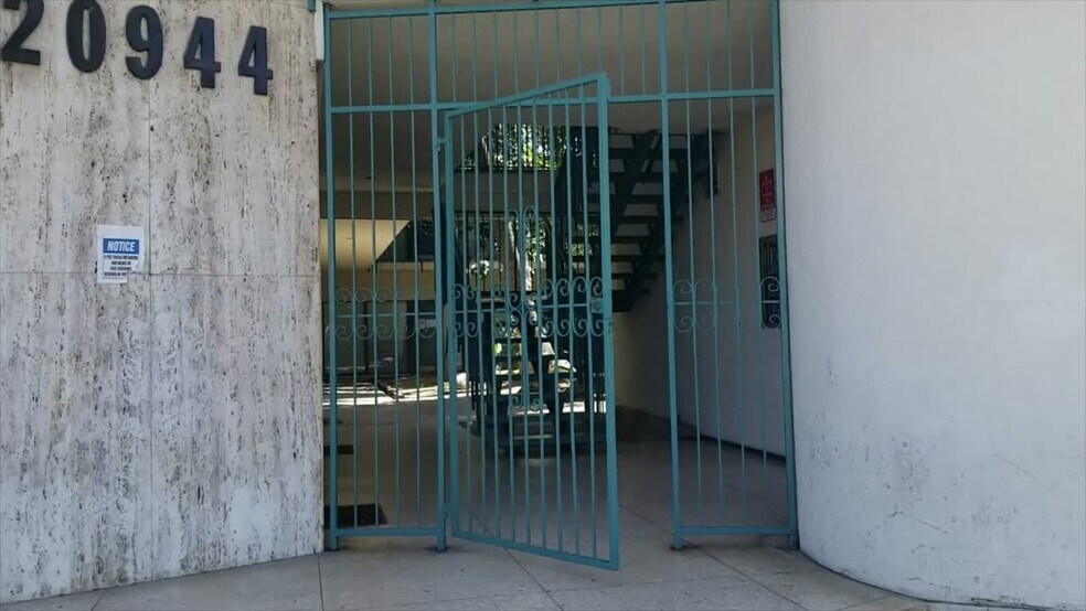 20944 Sherman Way, Canoga Park, CA à louer - Vidéo sur l’inscription commerciale - Image 2 de 8