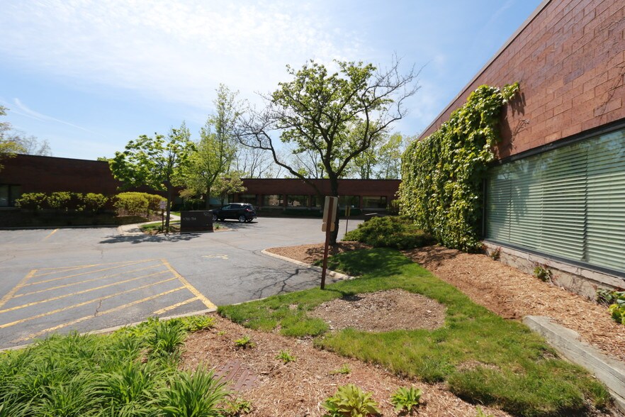 666 Dundee Rd, Northbrook, IL à louer - Photo du bâtiment - Image 1 de 19