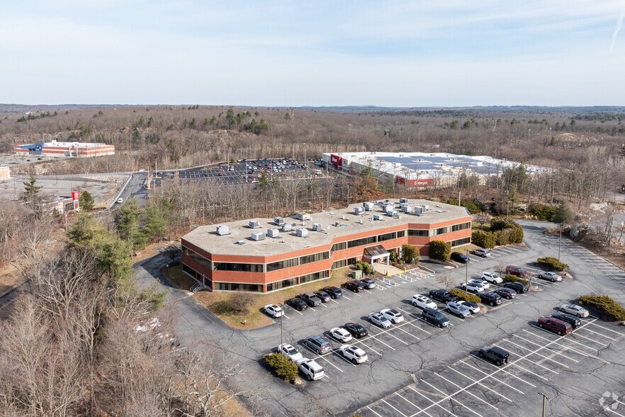 321 Fortune Blvd, Milford, MA à louer - Aérien - Image 3 de 9