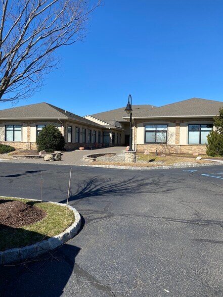 32 Worlds Fair Dr, Somerset, NJ à louer - Photo du bâtiment - Image 2 de 13