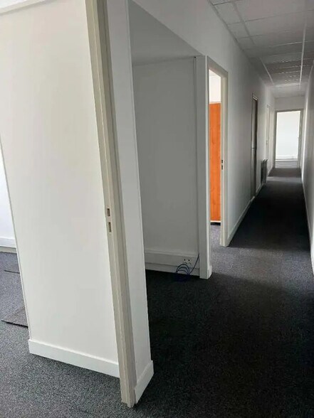 Office in Verneuil-en-Halatte for lease - Building Photo - Image 2 of 9