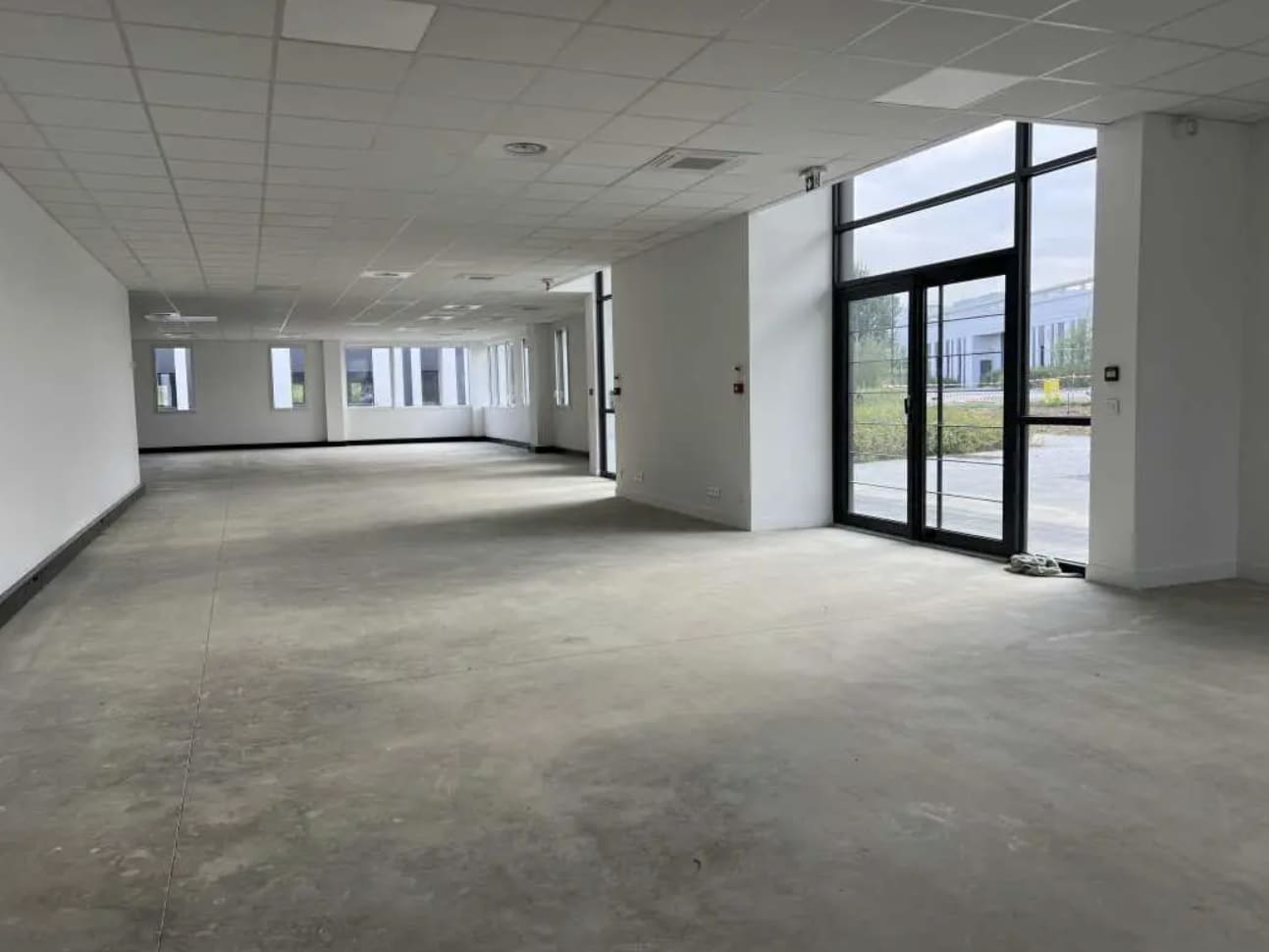 Office in Élancourt for lease Interior Photo- Image 1 of 4