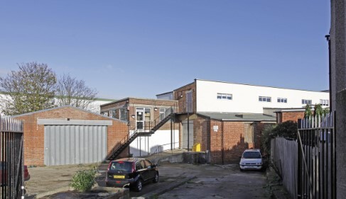 8-8A Stafford Gdns, Croydon for lease - Primary Photo - Image 1 of 2