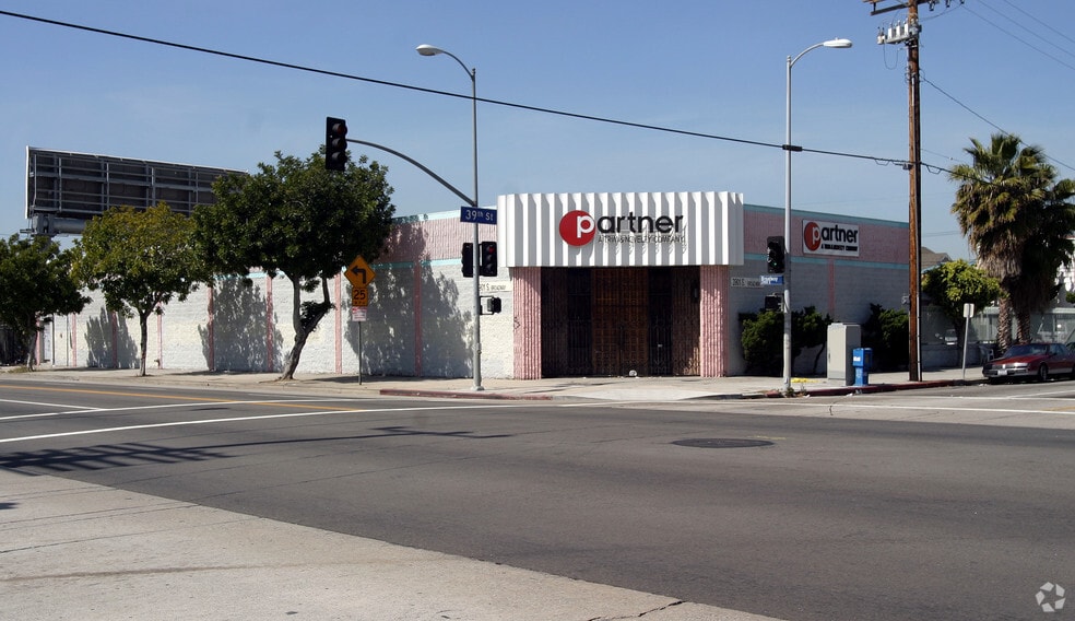 3901 Broadway Pl, Los Angeles, CA à louer - Photo du bâtiment - Image 2 de 9