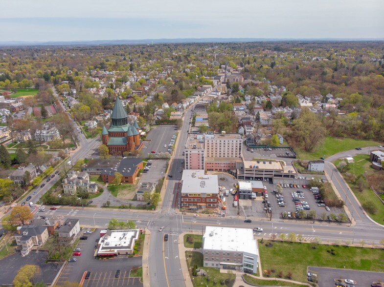 111 Nott Ter, Schenectady, NY à vendre - Photo du bâtiment - Image 2 de 39