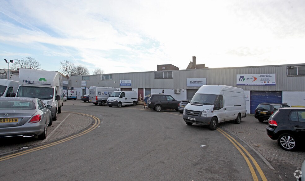 Zennor Rd, Londres à louer - Photo du bâtiment - Image 2 de 2