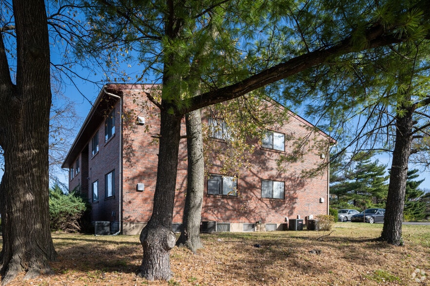 7300 N Hanley Rd, Hazelwood, MO à vendre - Photo du bâtiment - Image 2 de 4