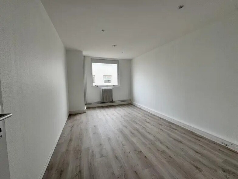 Office in Osny for lease - Interior Photo - Image 3 of 10