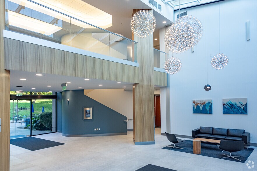 100 Wood Hollow Dr, Novato, CA à louer - Hall d’entrée - Image 2 de 9