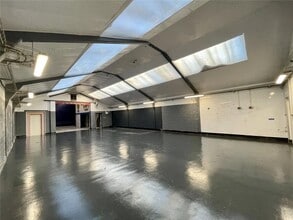 25 Bowlers Croft, Basildon for lease Interior Photo- Image 1 of 4