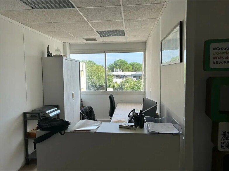 Office in Baillargues for lease - Interior Photo - Image 2 of 6