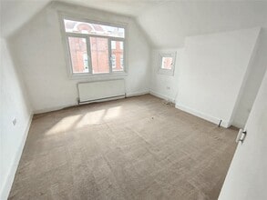 4 Nelson Rd, Leigh On Sea for lease Interior Photo- Image 2 of 3