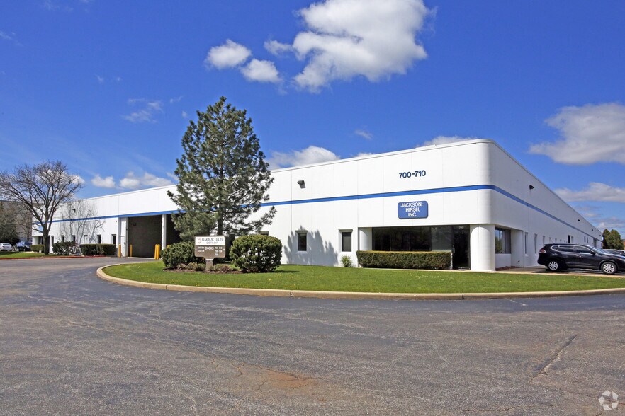 700-730 Anthony Trl, Northbrook, IL à louer - Photo du bâtiment - Image 2 de 6