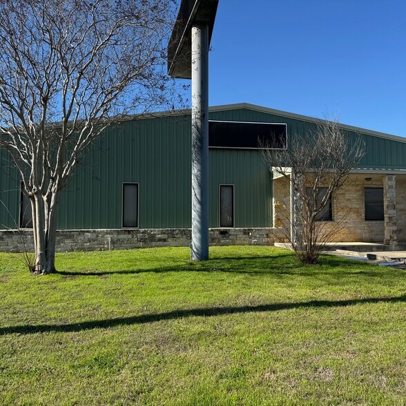 2301 10th St, Floresville, TX à louer - Photo du bâtiment - Image 3 de 7