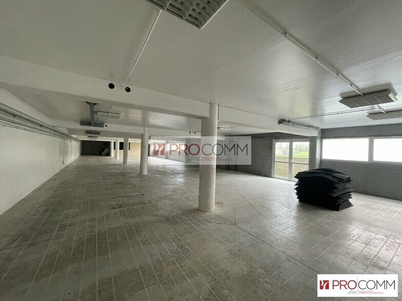Flex in Chartres for lease - Interior Photo - Image 1 of 5