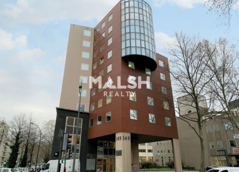 Office in Villeurbanne for lease - Building Photo - Image 2 of 11