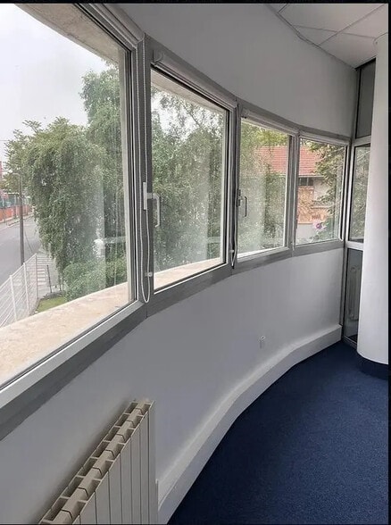 Office in Saint-Ouen-Sur-Seine for lease - Building Photo - Image 2 of 11