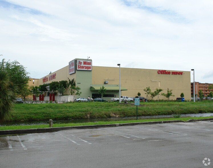 5301-5315 W 20th Ave, Hialeah, FL à louer - Photo du bâtiment - Image 1 de 12