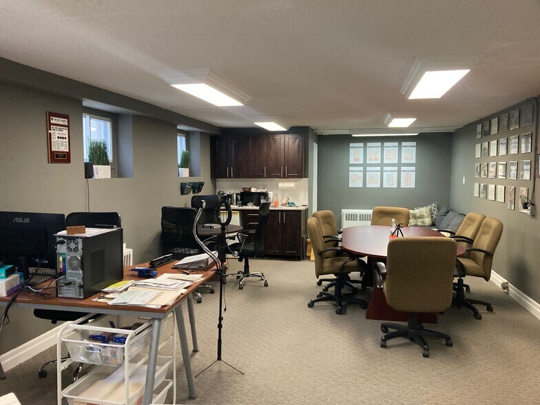 2842 Bloor St W, Toronto, ON à louer - Photo intérieure - Image 2 de 7