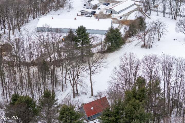 377-379 Middle Grove Road Rd, Middle Grove, NY à vendre - Photo du bâtiment - Image 3 de 6