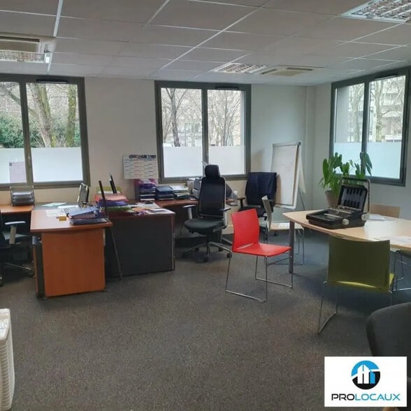 Office in Grenoble for lease - Building Photo - Image 2 of 12