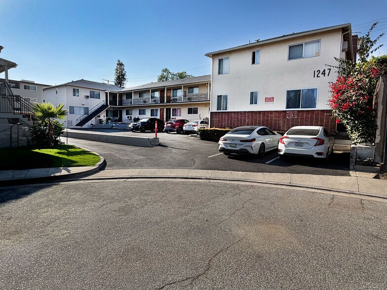 1247 Viola Ave, Glendale, CA for sale - Building Photo - Image 3 of 9