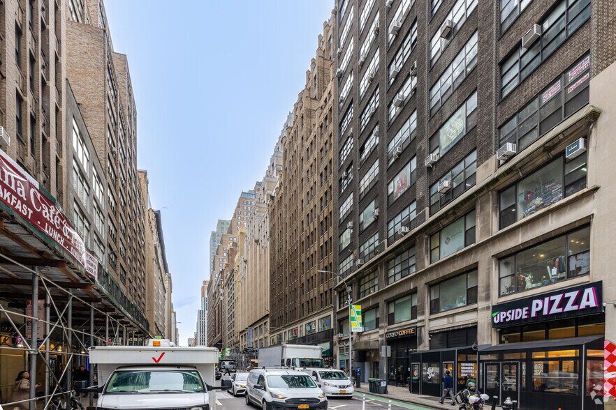260 W 39th St, New York, NY for lease - Building Photo - Image 1 of 8