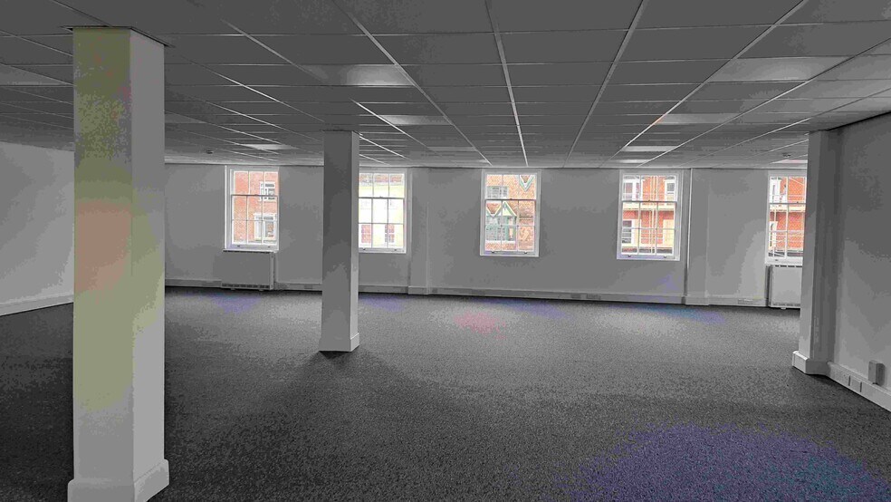 8-9 High St, Marlborough à louer - Photo du bâtiment - Image 3 de 3