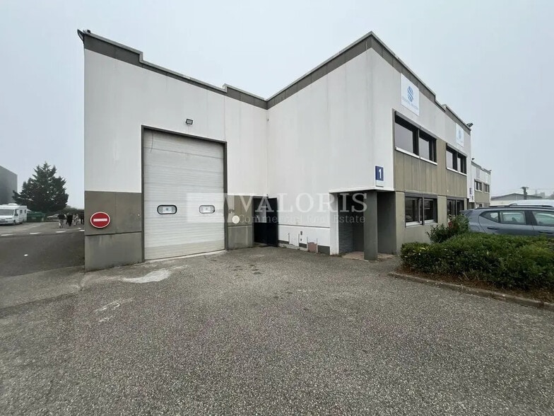 Flex in Décines-Charpieu for lease - Building Photo - Image 1 of 12