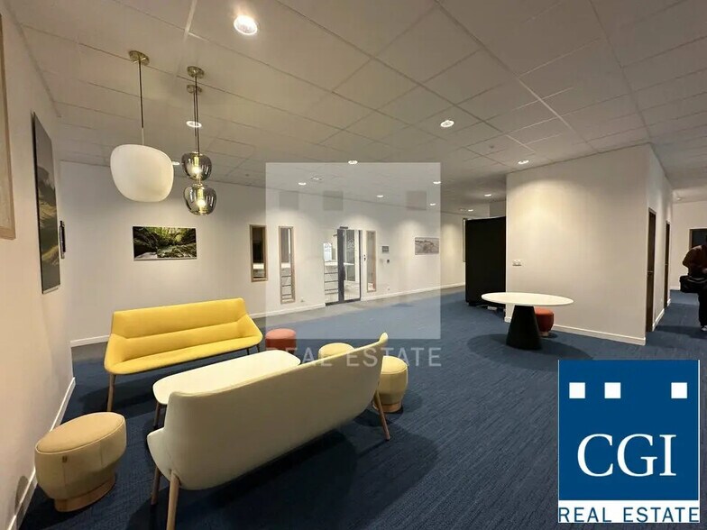 Bureau dans Eybens à louer - Photo du bâtiment - Image 2 de 8