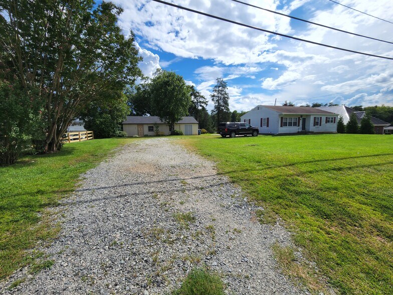 4905 Auburn Rd, Summerfield, NC à vendre - Photo du bâtiment - Image 2 de 8