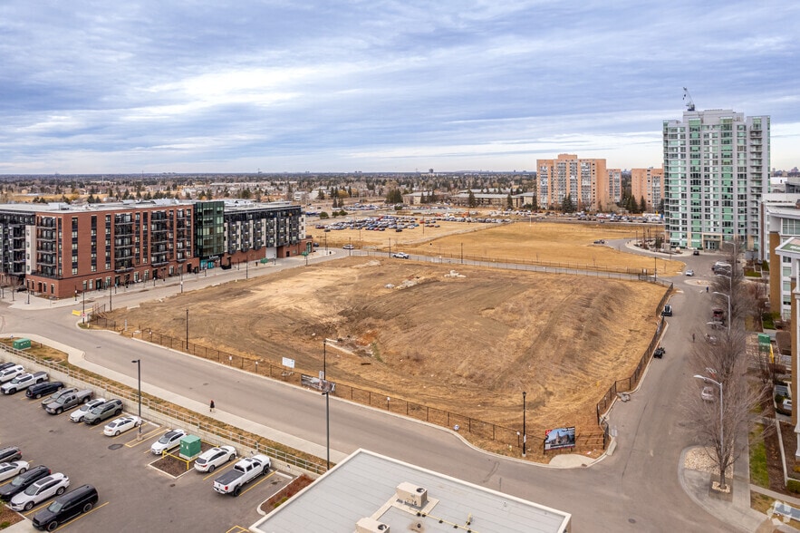 10920 25 Ave NW, Edmonton, AB à louer - Photo du bâtiment - Image 2 de 6