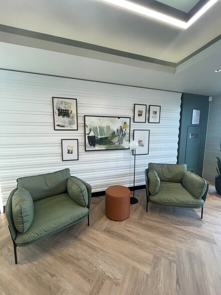 25 High St, Crawley for lease - Interior Photo - Image 2 of 11