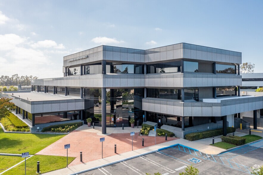 3330 Harbor Blvd, Costa Mesa, CA à louer - Photo du bâtiment - Image 1 de 15