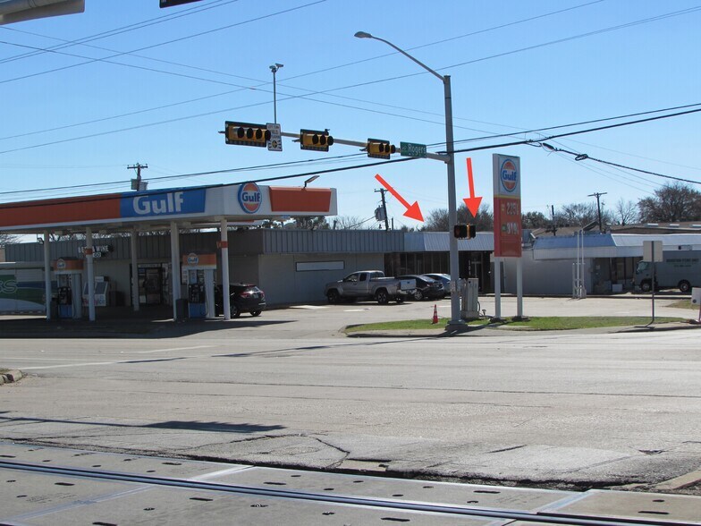 104 Rogers Rd S, Irving, TX à louer - Photo du bâtiment - Image 2 de 6