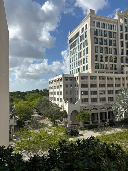 1701 Ponce De Leon Blvd, Coral Gables, FL à louer - Photo du bâtiment - Image 3 de 41