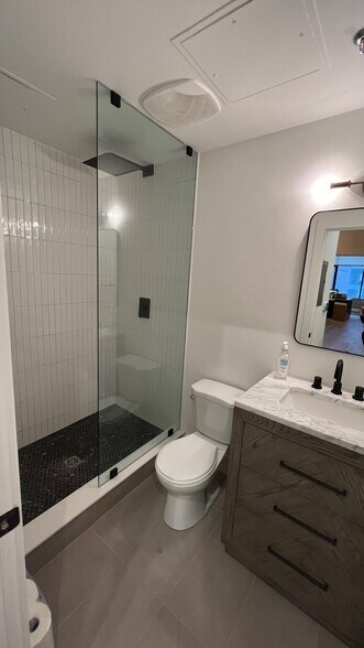73 Richmond St W, Toronto, ON for lease - Interior Photo - Image 2 of 8