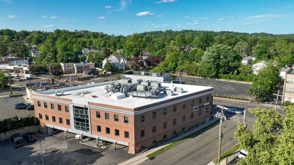 125 Mineola Ave, Roslyn Heights, NY à vendre - Photo du bâtiment - Image 2 de 13