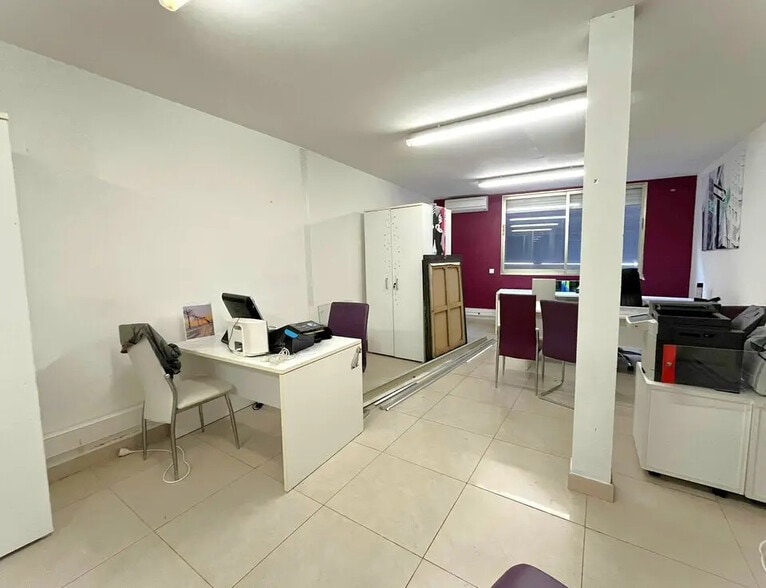 Retail in Nice for lease - Interior Photo - Image 3 of 4