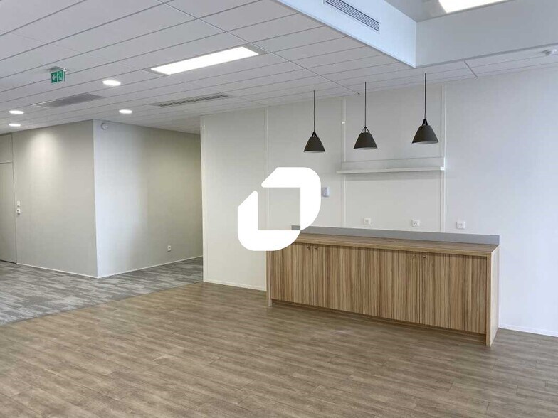 Office in Vénissieux for lease - Building Photo - Image 3 of 22