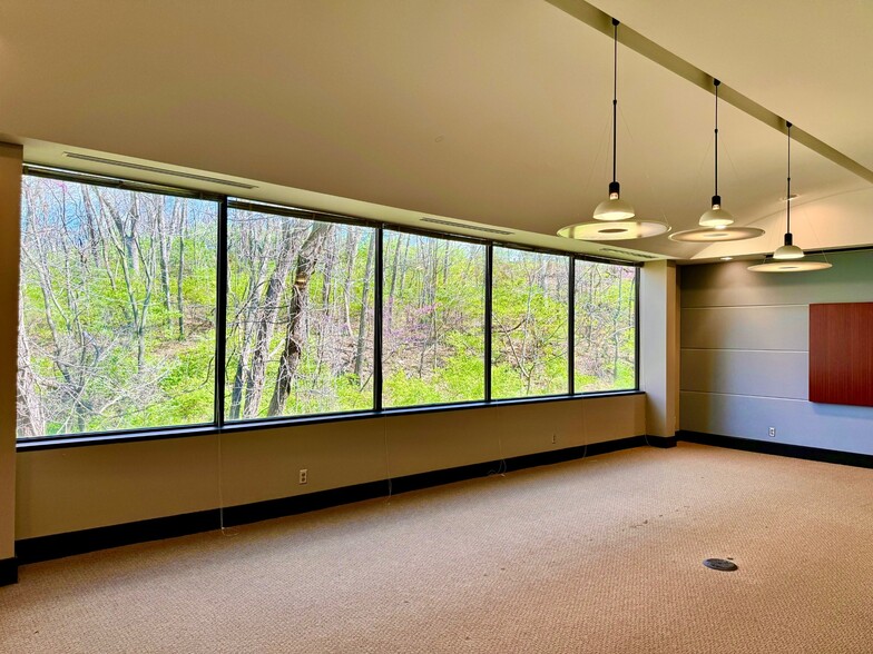 10875 Benson Dr, Overland Park, KS for lease - Interior Photo - Image 2 of 8