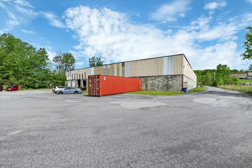 50 Jeanne Dr, Newburgh, NY à louer - Photo du bâtiment - Image 2 de 8