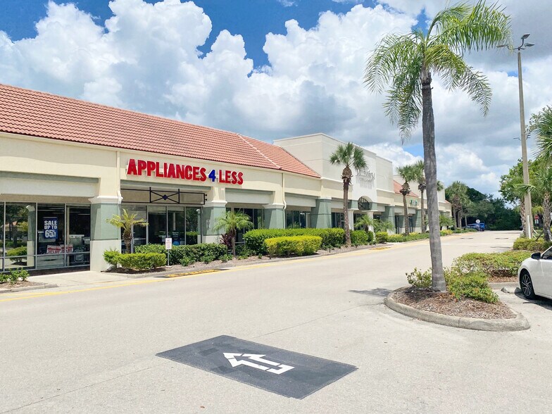 24600 S Tamiami Trl, Bonita Springs, FL à louer - Photo du bâtiment - Image 2 de 4