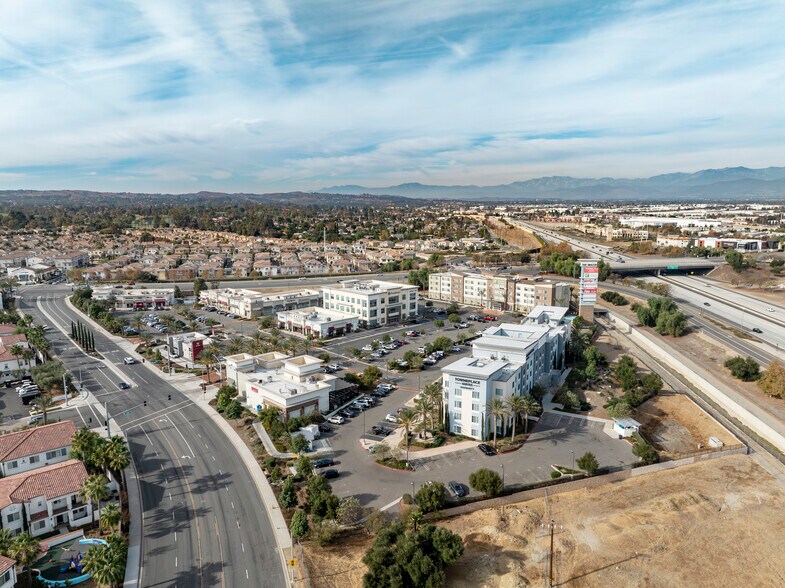 15881 Pomona Rincon Rd, Chino Hills, CA à louer - Photo du bâtiment - Image 1 de 4
