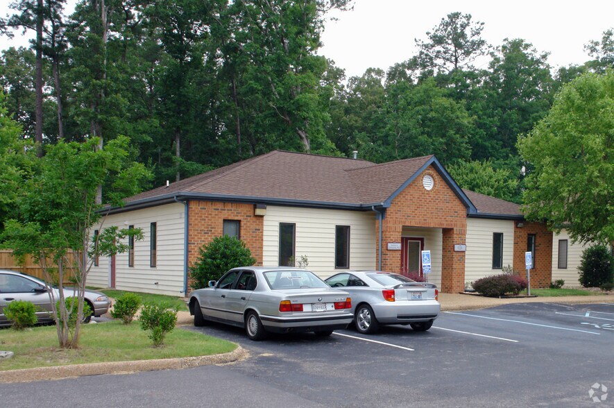 12695 McManus Blvd, Newport News, VA à louer - Photo du bâtiment - Image 3 de 4
