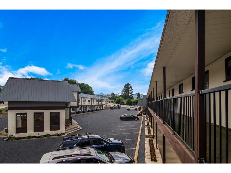 1390 Columbia St, Kamloops, BC à vendre - Photo du bâtiment - Image 3 de 7