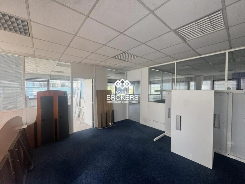 Office in Gennevilliers for lease - Interior Photo - Image 2 of 2