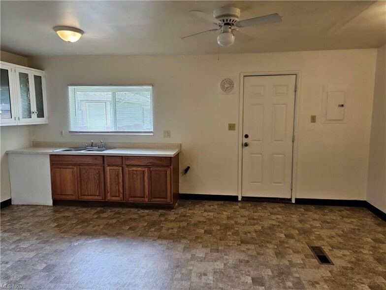 3018,3022,3033 Northgate Ave, Youngstown portfolio of 3 properties for sale on LoopNet.ca - Building Photo - Image 2 of 17