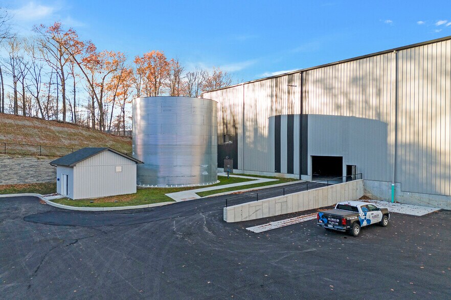 1 Distribution Dr, Bloomingburg, NY à louer - Photo du bâtiment - Image 3 de 9