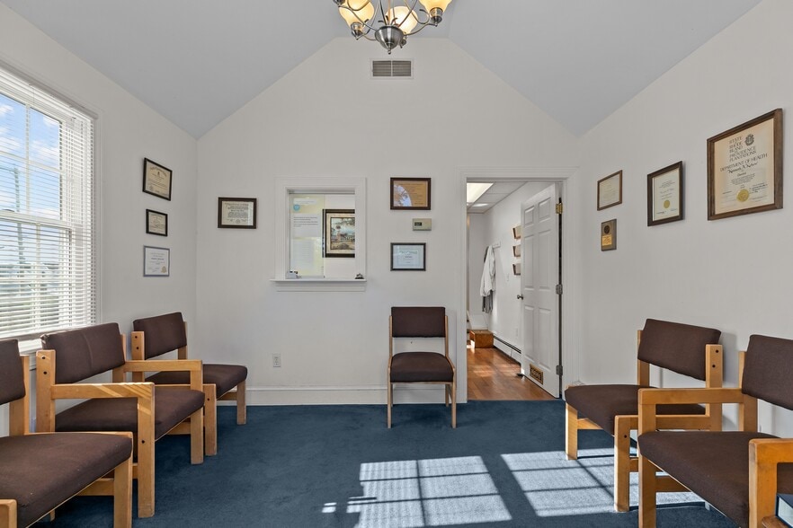 74 Valley Rd, Middletown, RI à vendre - Photo du bâtiment - Image 3 de 48